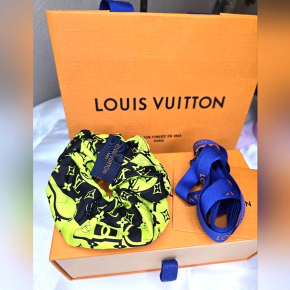 Like New Louis Vuitton Silk Monogram Hair Scrunchie! - Picture 4 of 10